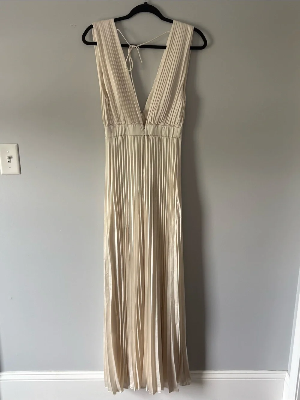 Abercrombie & Fitch Satin Cream Pleated V-Neck Wide Leg Jumpsuit